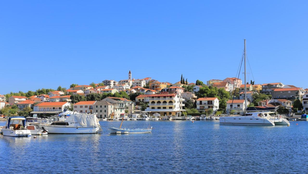 Apartments By The Sea Seget Vranjica, Trogir - 7508 外观 照片